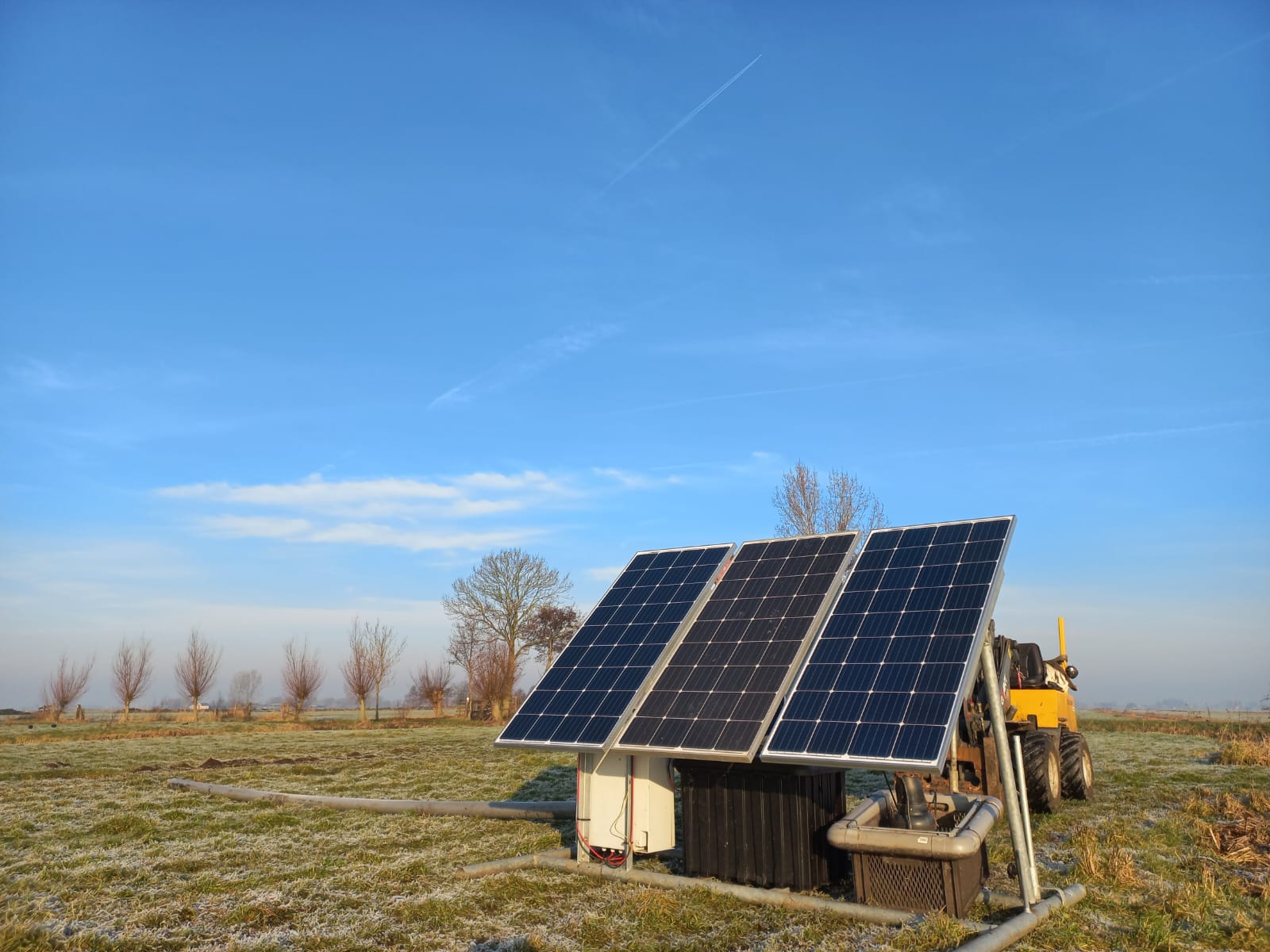 Een pomp op zonnepanelen om plasdrassen te creëren. Foto: P. Schmidt.