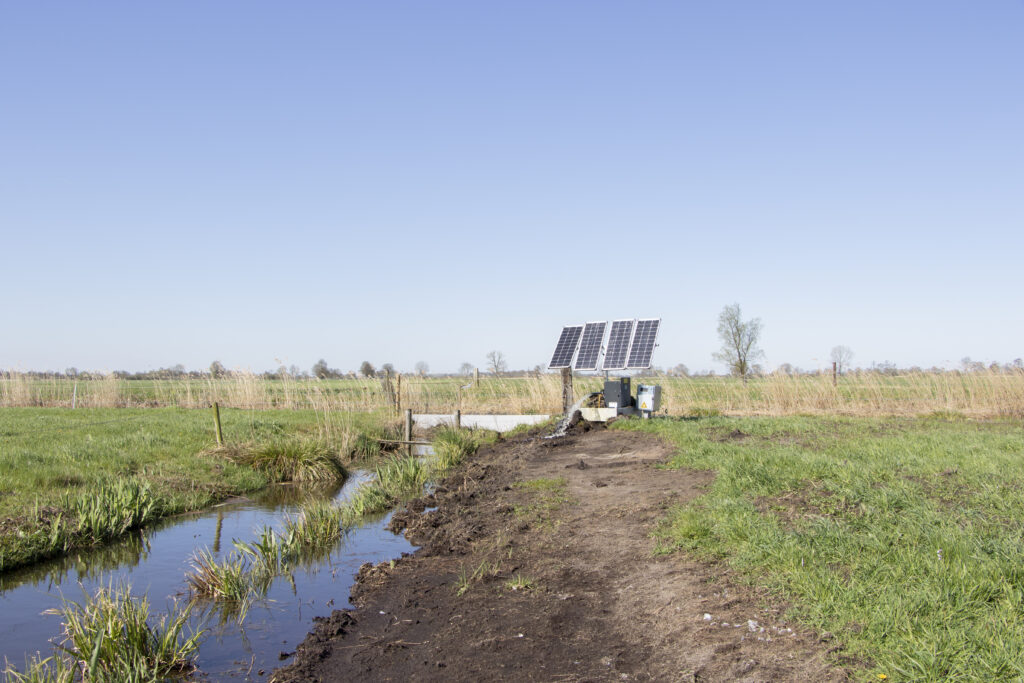 Plasdraspomp met zonnepanelen. Foto: BoerenNatuur.