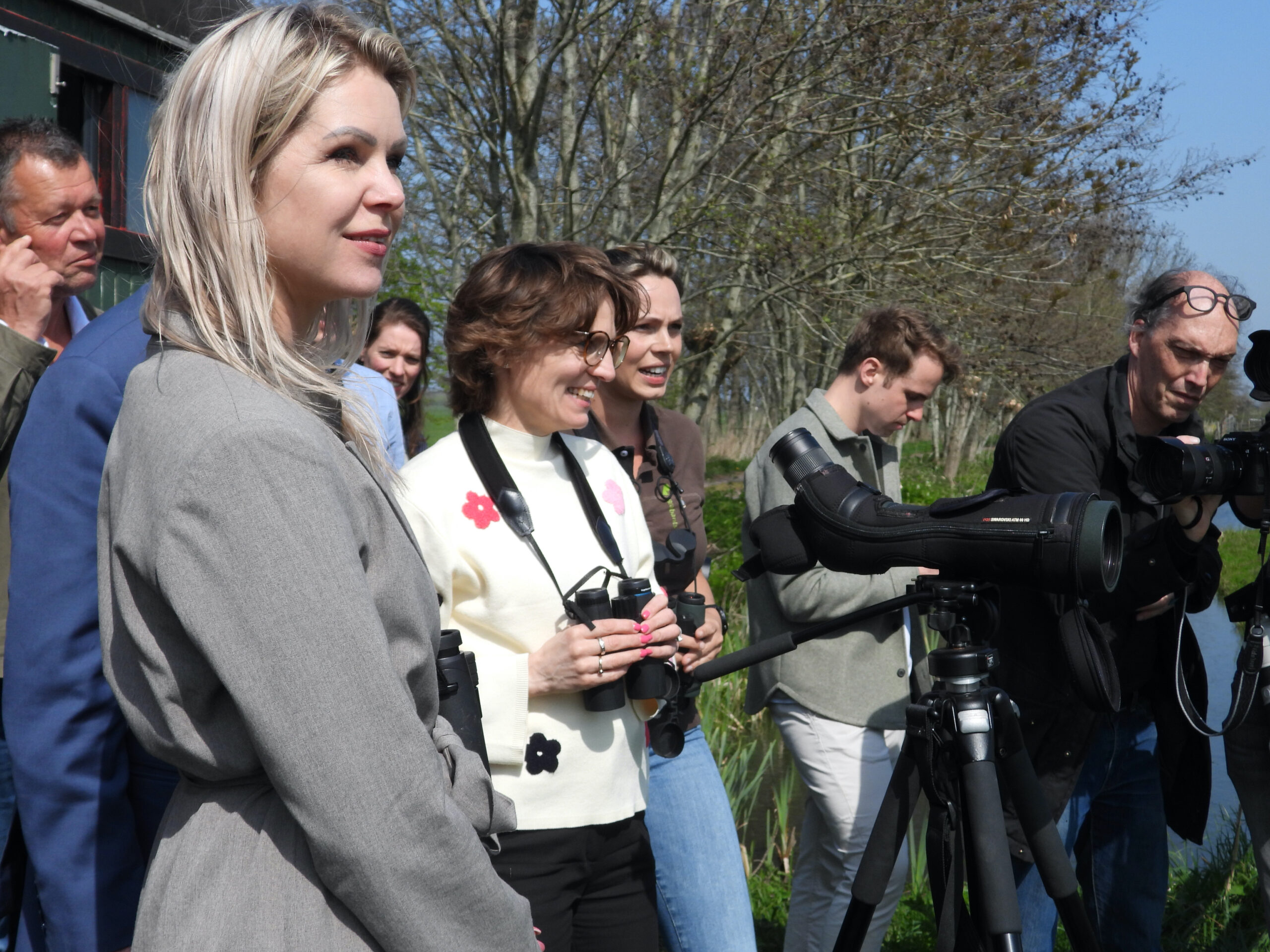 Minister Wiersma en eurocommissaris Roswall krijgen uitleg van weidevogelspecialist Fien Oost. Foto: Pieter Verbeek.