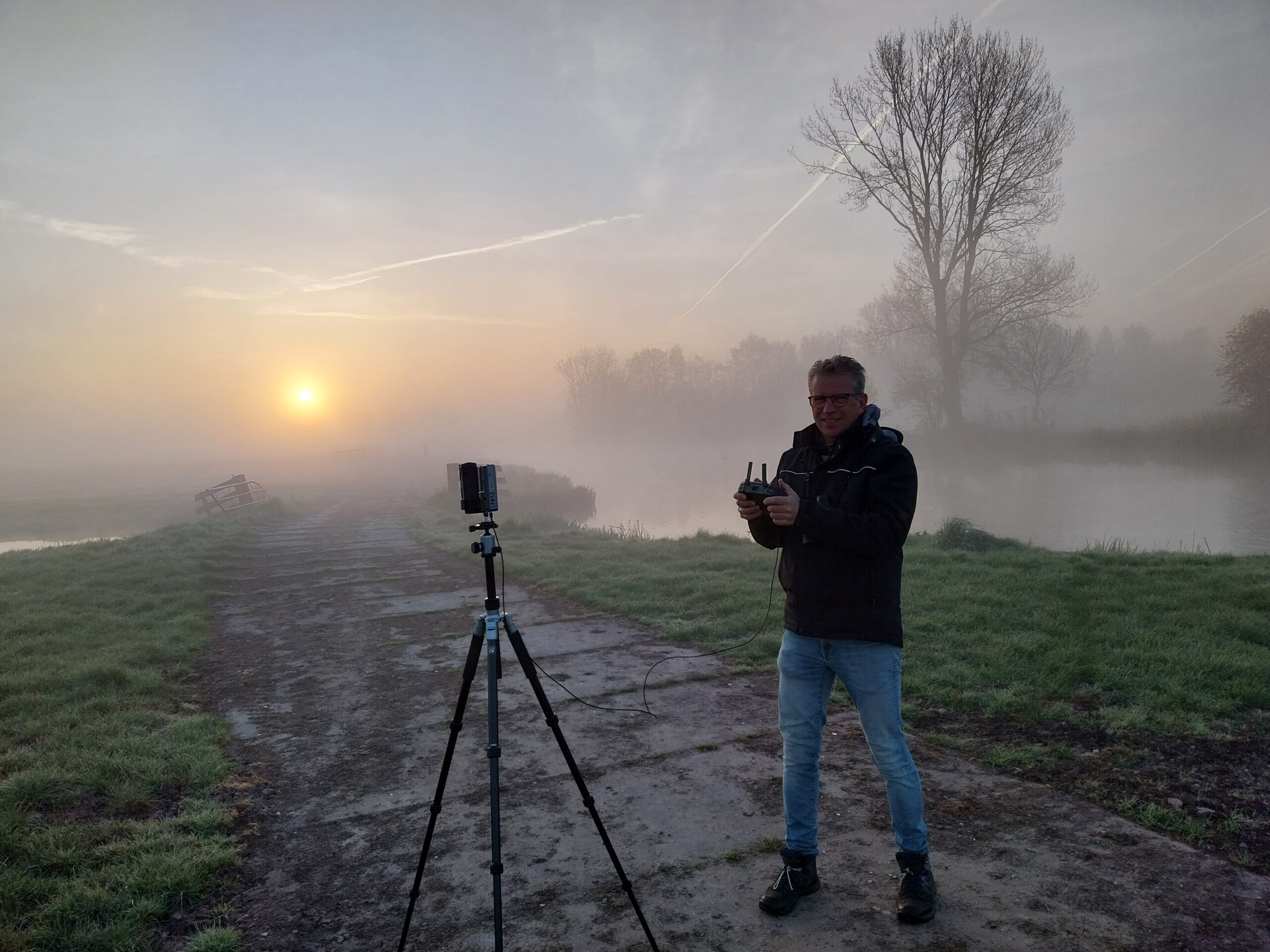 Klaas de Mik aan het werk in het veld. Foto: Weidehof Krimpenerwaard.
